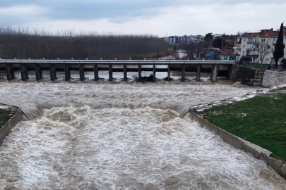 Kar ve yağmurların ardından, Mustafakemalpaşa Çayı coştu