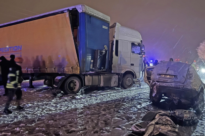 Erzurum'da tır ile çarpışan SUV tipi araçtaki 4 kişi hayatını kaybetti