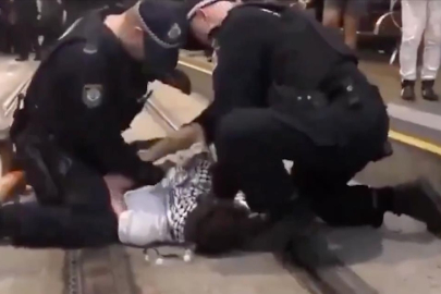 Avustralya'da Filistin destekçisi protestocu, polis tarafından yerde defalarca yumruklandı
