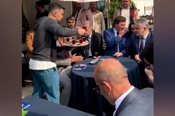 Bursa'da alışılmadık çay servisi: Müşterilere şakalı karşılama