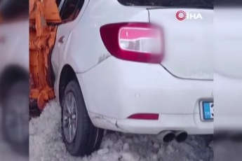 Uludağ yolunda korkutan kaza! Kar küreme aracıyla otomobil çarpıştı