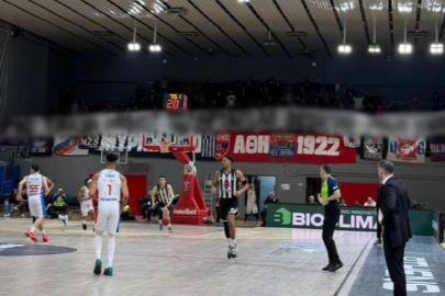 Yunan taraftarlar, Türk polisini ve Beşiktaş'ı hedef alarak hakaret içeren pankart açtı