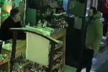 Bursa'da para üstü kavgası kamerada! Market savaş alanına döndü