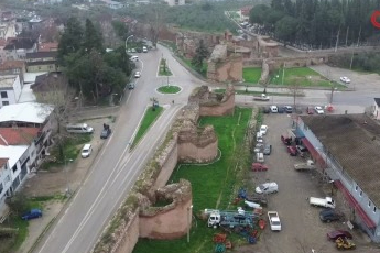 İznik'te 2 bin yıllık tarihi surlara çirkin saldırı