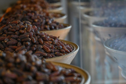 Ramazan ayının gözdesi hurma tezgahlardaki yerini aldı