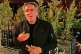 Yasal sınırın 4 katından fazla alkollü çıktı! Gazeteciyi tükürük yağmuruna tuttu