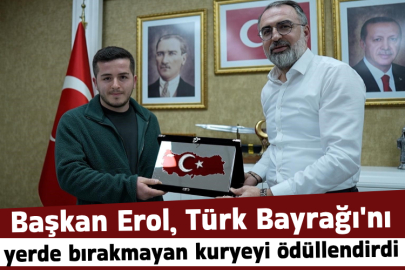Başkan Erol, Türk Bayrağı'nı yerde bırakmayan kuryeyi ödüllendirdi
