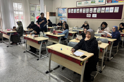 İlkokulda veliler kitap okuma yarışmasında ter döktü