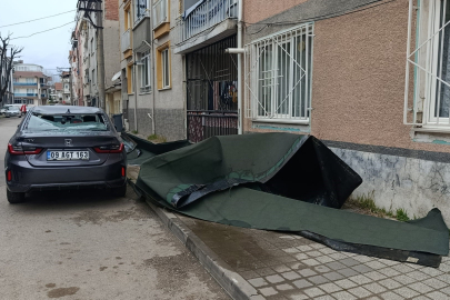 Çatı, lodosla birlikte otomobilin üzerine uçtu