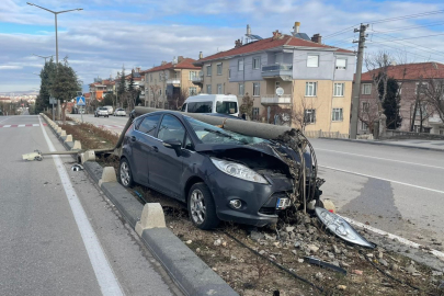 Çarptığı aydınlatma diğeri otomobilin üzerine devrildi