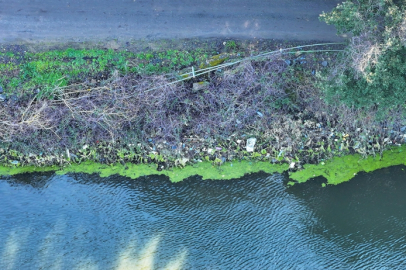 Elmalı Barajı'nın kıyısındaki atıklar çevre kirliliğine neden oldu