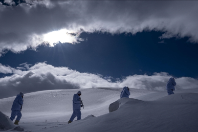 Özel harekat polisleri çetin kış şartlarında operasyon ve arama kurtarma görevlerine hazır