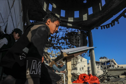 Filistinli çocuklar, cami enkazında Kur’an-ı Kerim okuyarak ramazanı değerlendiriyor