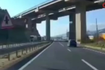 Bursa'da feci kaza! Minibüs, yolun karşısına uçtu