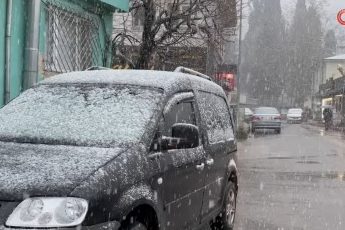 Bursa'da şehir merkezinde kar sürprizi