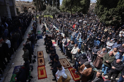 İsrail’in engellemelerine rağmen 100 bin Filistinli ramazanın ikinci cuma namazını Mescid-i Aksa’da kıldı