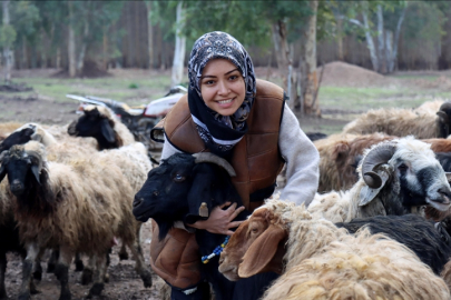 Depremde hayvanları ölen üniversite öğrencisi kadın, devlet desteğiyle besiciliği sürdürüyor