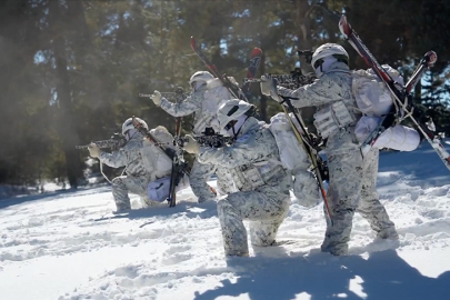 MSB, komandoların kar üstünde yaptıkları eğitimlerini paylaştı