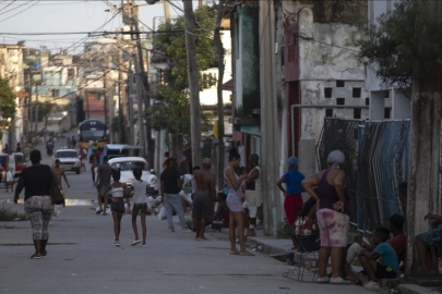 Küba'da enerji santralindeki arıza nedeniyle milyonlarca kişi elektriksiz kaldı