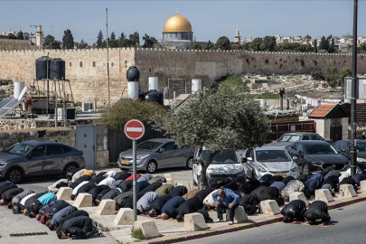 İsrail'in kısıtlamaları nedeniyle Mescid-i Aksa'da cuma namazı sadece vakıf yetkililerince kılındı