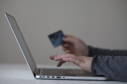 Dolandırıcılık yapan sanığa ve IBAN'ını kullandıran arkadaşına hapis cezası