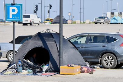 İsrail'in Beyrut'ta halkı yerlerini terk etmeye zorladığı Dahiye'den kaçan aileler, sokaklarda sabahlıyor