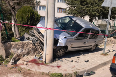 El freni çekilmeyen otomobil faciaya sebep oldu: 1 ölü, 2 ağır yaralı