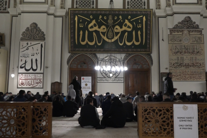 Hafta sonunu fırsat bilen vatandaşlar sabah namazında Ulu Camiye akın etti