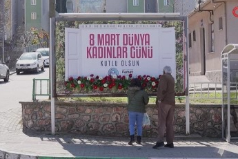 8 Mart’ta Kestel çiçek açtı...Kadınlar için bilboardların altına çiçek bırakıldı