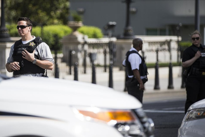 ABD'de Beyaz Saray'ın yakınlarındaki barikata çarpan minibüsün sürücüsü gözaltına alındı