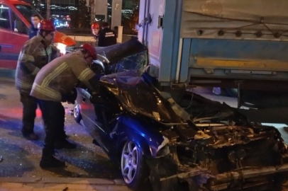 Otomobil tırın altına girdi: Sürücü ağır yaralandı