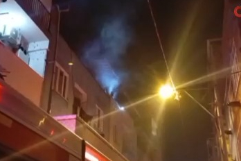 Bursa'da apartmanın çatı katında yangın