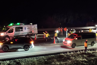 Anadolu Otoyolu'nda otobüs ile çekicinin çarpıştığı kazada 1 kişi öldü, 15 kişi yaralandı