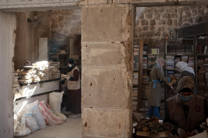 Gazze’de gönüllüler, Büyük Ömeri Camisi Kütüphanesi'nin kültürel mirasını korumaya çalışıyor