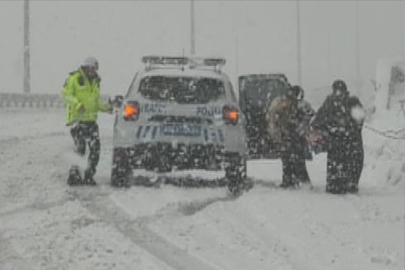 Hakkari'de yolda kalan 2 kadın ve bir bebeğin yardımına trafik ekipleri yetişti