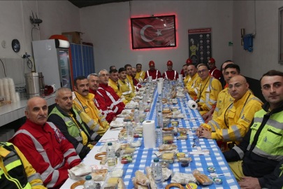 Çalışma ve Sosyal Güvenlik Bakanı Işıkhan, bakır madeninde işçilerle sahur yaptı