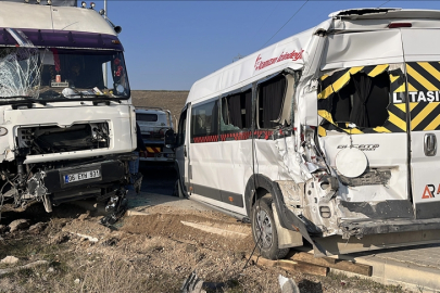Eskişehir'de 5 aracın karıştığı zincirleme trafik kazasında 12 kişi yaralandı