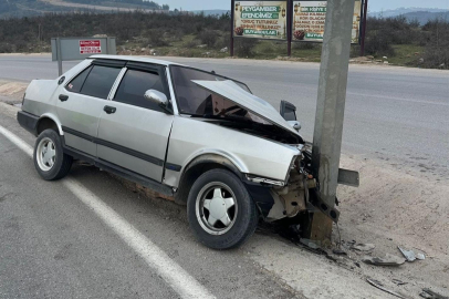 Bursa'da otomobil direğe çarptı, 1 yaralı