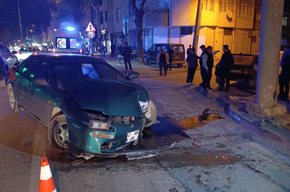 Kontrolden çıkan otomobil direğe çarptı: 3 yaralı