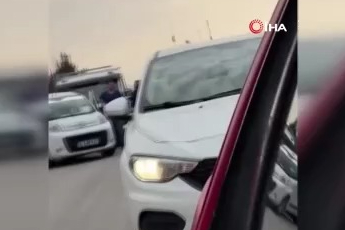 Bursa’da trafikte yol verme kavgası kamerada