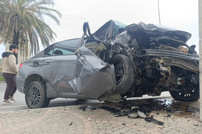 Çarpışan iki araçtan biri üst geçidin ayaklarına çarptı: 1 ağır yaralı