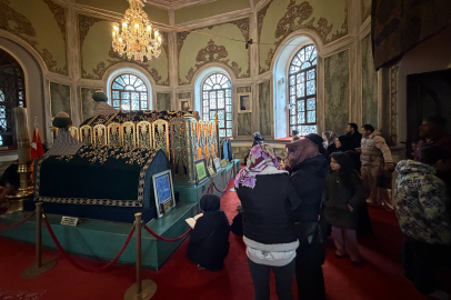 Emirsultan Türbesin’deki sakal-ı şerife ziyaretçi akını
