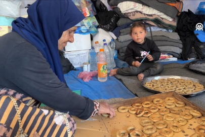 Gazze’de yerinden edilen aileler imkansızlıklara rağmen bayram çöreği geleneğini yaşatıyor