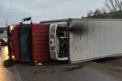 İnegöl girişinde feci kaza: Kontrolden çıkan kamyon devrildi, 2 kişi yaralandı