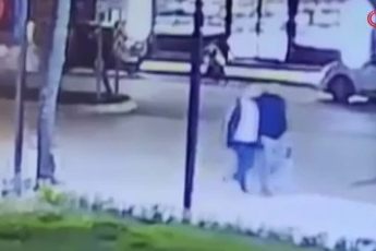 Motosikletlinin metrelerce sürüklendiği feci kaza kamerada