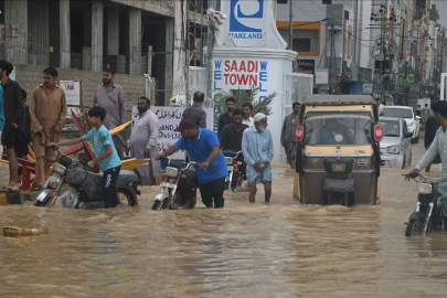 Pakistan'ın Karaçi kentinde şiddetli yağışlar nedeniyle 16 kişi hayatını kaybetti