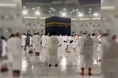 Ramazanın son günü Kabe'de yağmur altında dua ediliyor