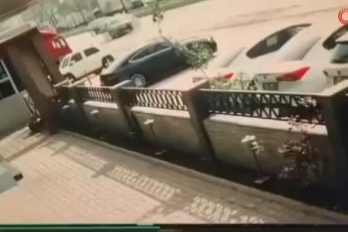 Bursa'da faciadan dönüldü: Tır otomobili metrelerce sürükledi