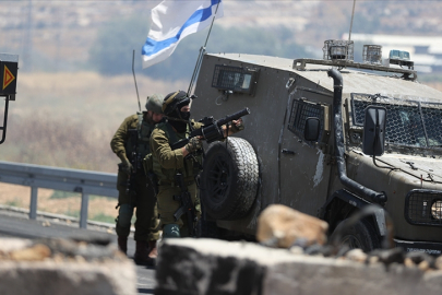 İsrail askerleri El Halil’de Filistinli bir genci gerçek mermiyle ateş açarak yaraladı