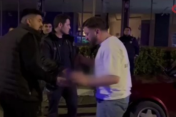 Eşinin yanında darp edildiğini iddia etti, öfkesini aracına zarar verip çıkardı...
